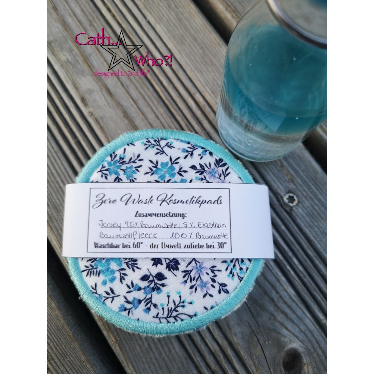 Stickdatei „Kosmetikpads“ 20 x 30 cm – geblümtes Kosmetikpad unter einer Karte neben einer blauen Flasche