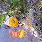 Stickdatei „Kürbis Liebe“ 13 x 18 cm – LOVE-Applikation mit Kürbis auf lila Stoff, dekoriert mit Lavendel und Kürbissen