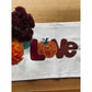 Stickdatei „Kürbis Liebe“ 13 x 18 cm – LOVE mit Kürbis auf einem weißen Tuch neben Herbstdeko