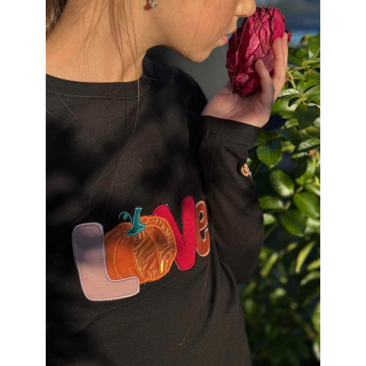 Stickdatei „Kürbis Liebe“ 13 x 18 cm – LOVE mit Kürbis auf einem schwarzen Shirt getragen