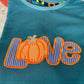 Stickdatei „Kürbis Liebe“ 13 x 18 cm – LOVE-Schriftzug mit orangem Kürbis auf einem petrolfarbenen Shirt