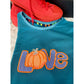 Stickdatei „Kürbis Liebe“ 20 x 30 cm – LOVE-Kürbis auf petrolfarbenem Shirt mit roten Schuhen