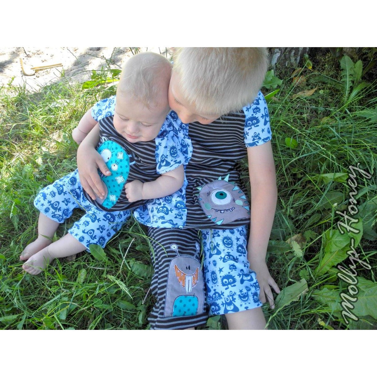 Stickdatei-Serie „Monsterbande“ 16 x 26 cm – zwei Kinder mit Monster-Shirts im Gras