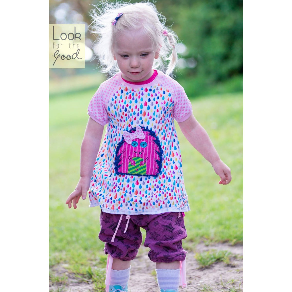 Stickdatei-Serie „Monsterbande“ 16 x 26 cm – Mädchen im lila Shirt mit Monster-Applikation