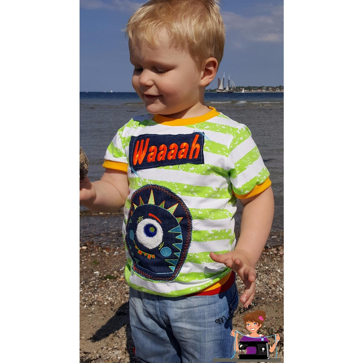 Stickdatei-Serie „Monsterbande“ 18 x 30 cm – Kleinkind im gestreiften Shirt mit Monster