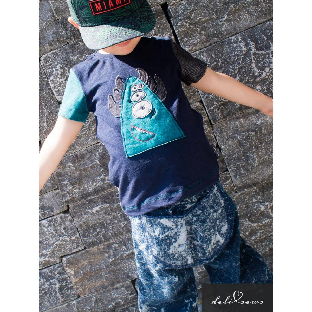 Stickdatei „Monsterbande“ Sparpaket – Monster auf einem dunkelblauen Jungenshirt
