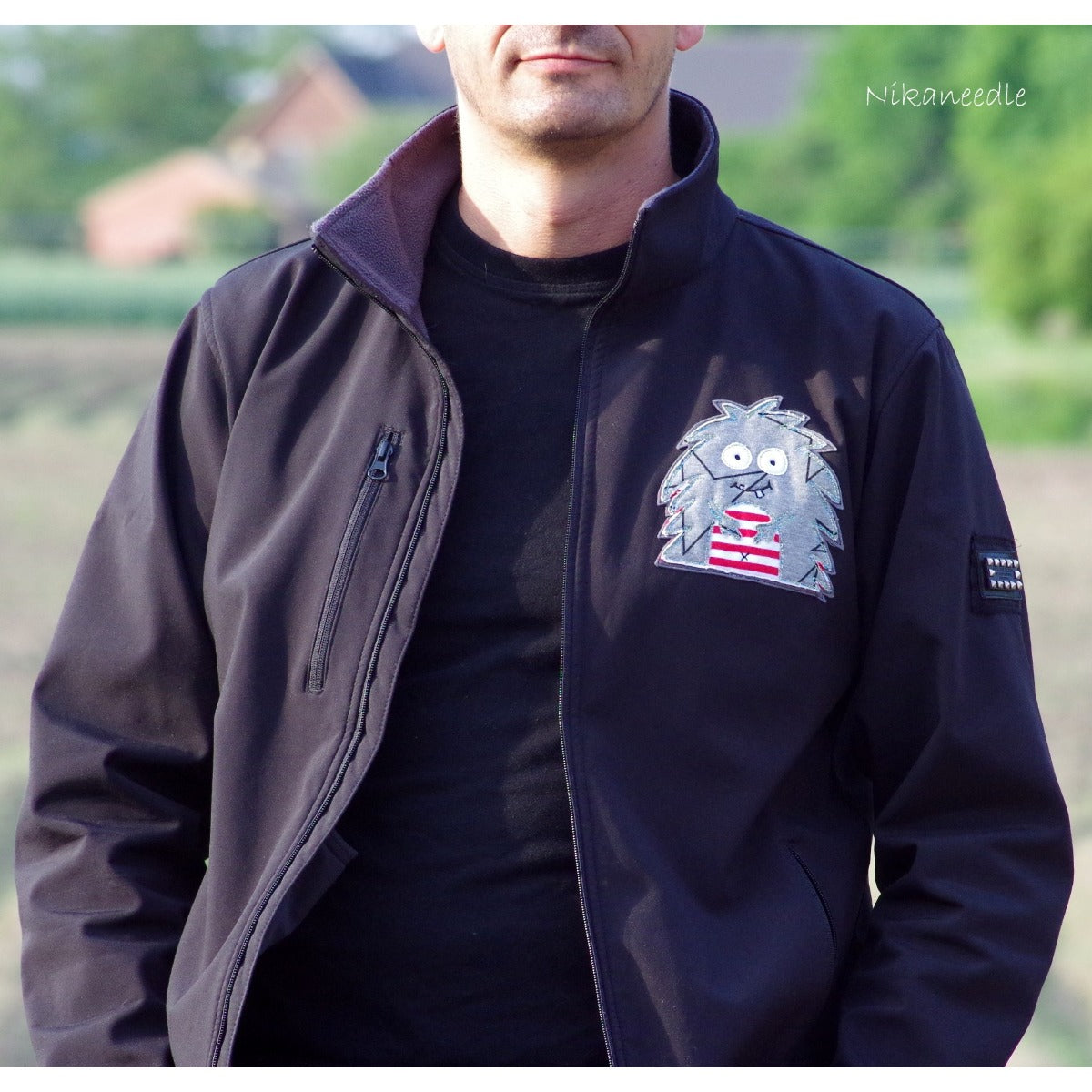 Stickdatei „Monsterbande“ Sparpaket – Monster-Patch auf einer schwarzen Herrenjacke