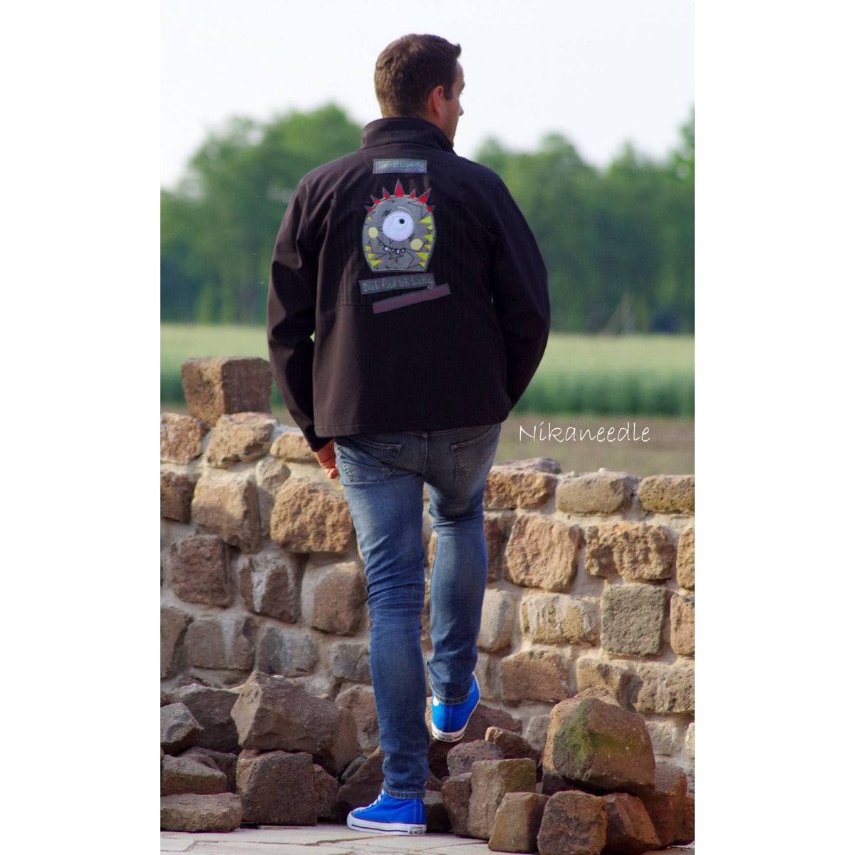Stickdatei „Monsterbande“ Sparpaket – Monster-Patch auf dem Rücken einer schwarzen Herrenjacke