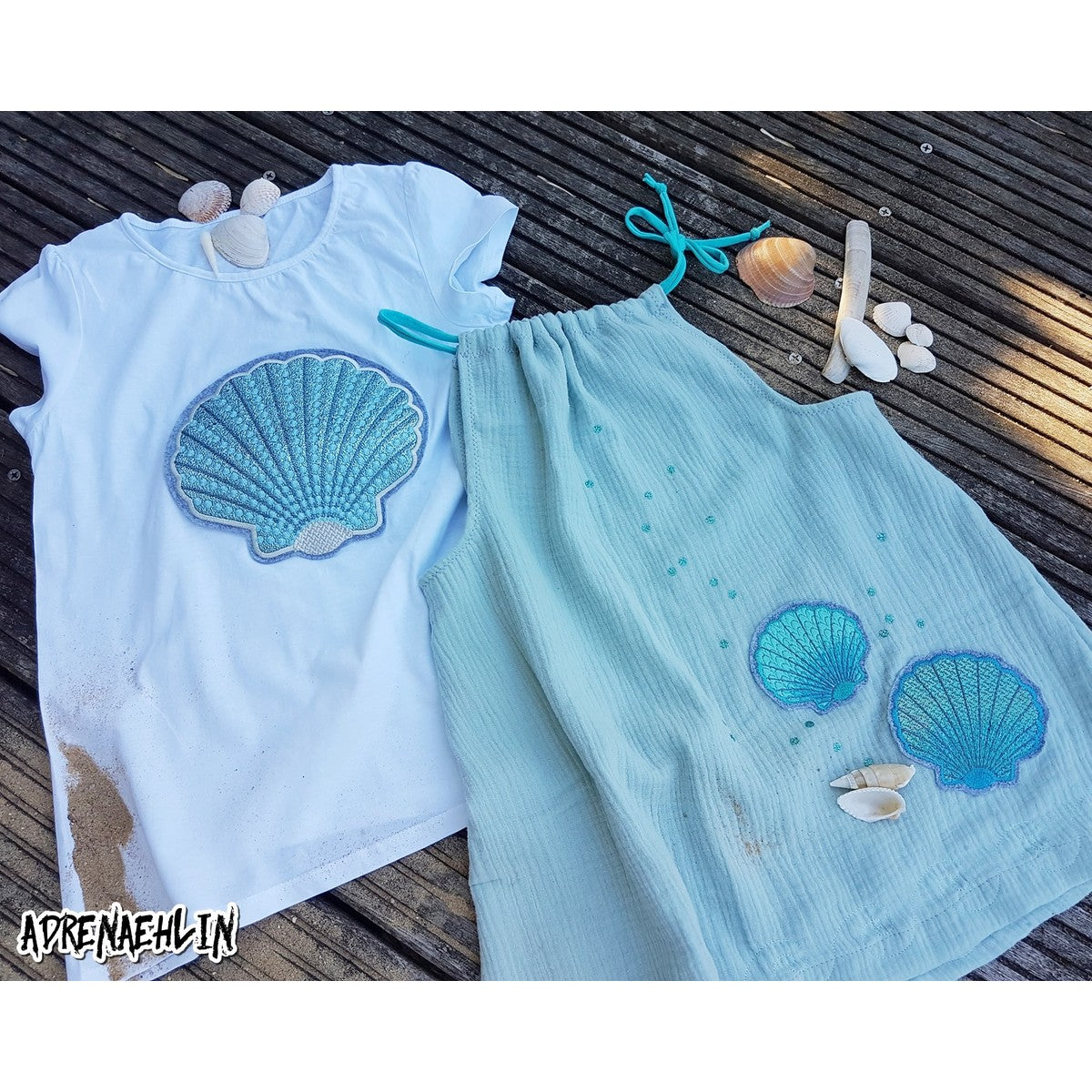 Stickdatei Muschel – weißes Shirt mit großer Applikations-Muschel neben einem Musselin-Top mit zwei kleinen gestickten Muscheln