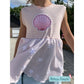 Stickdatei Muschel – Drehkleid mit rosa Folienstick-Muschel auf dem geringelten Oberteil
