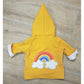 Stickdatei Regenbogen als Applikation auf dem Rücken einer gelben Kinderjacke mit Zipfelkapuze