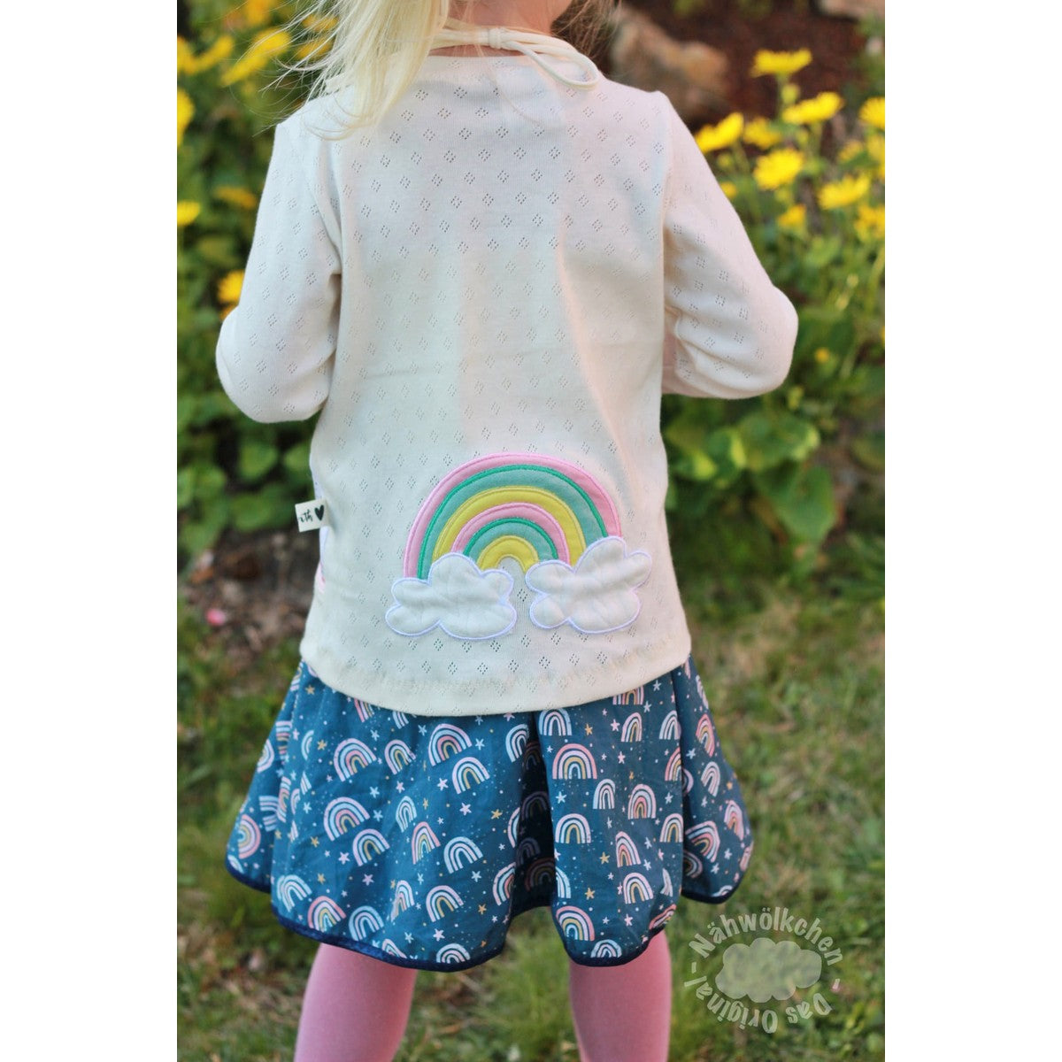 Stickdatei Regenbogen als Rückenmotiv auf einer hellen Kinderjacke