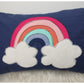 Stickdatei Regenbogen als große Applikation mit weißen Wolken auf einem dunkelblauen Kissen