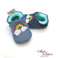 Mini-Regenbogen als Vollstick auf Krabbelpuschen aus Jeansstoff