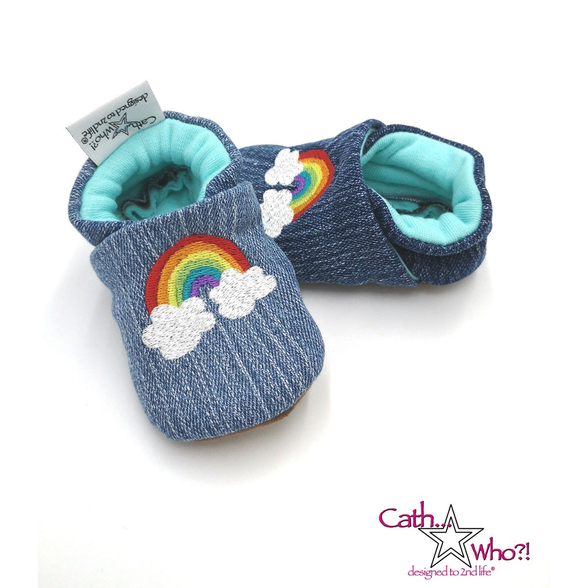 Mini-Regenbogen als Vollstick auf Krabbelpuschen aus Jeansstoff