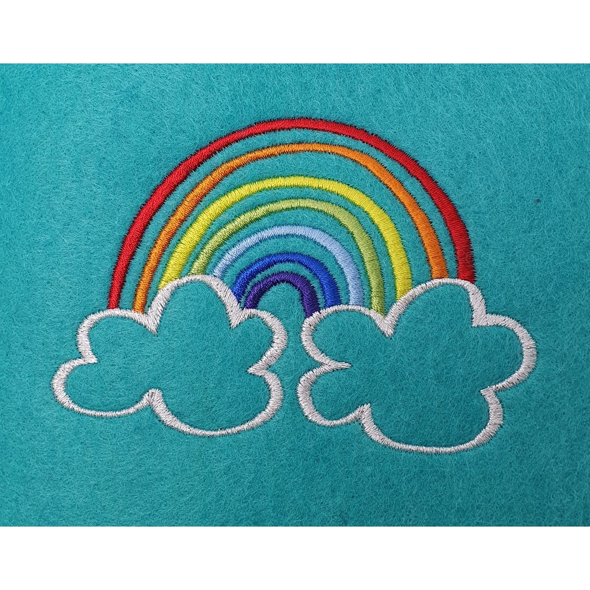 Stickdatei Regenbogen als Sketch-Variante, direkt auf türkisen Filz gestickt