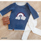 Stickdatei Regenbogen mit Glitzerwolken auf einem blau melierten Kinderkleid