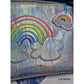Stickdatei Regenbogen als Sketch-Variante auf einer silbern schimmernden Tasche mit passendem Regenbogen-Anhänger