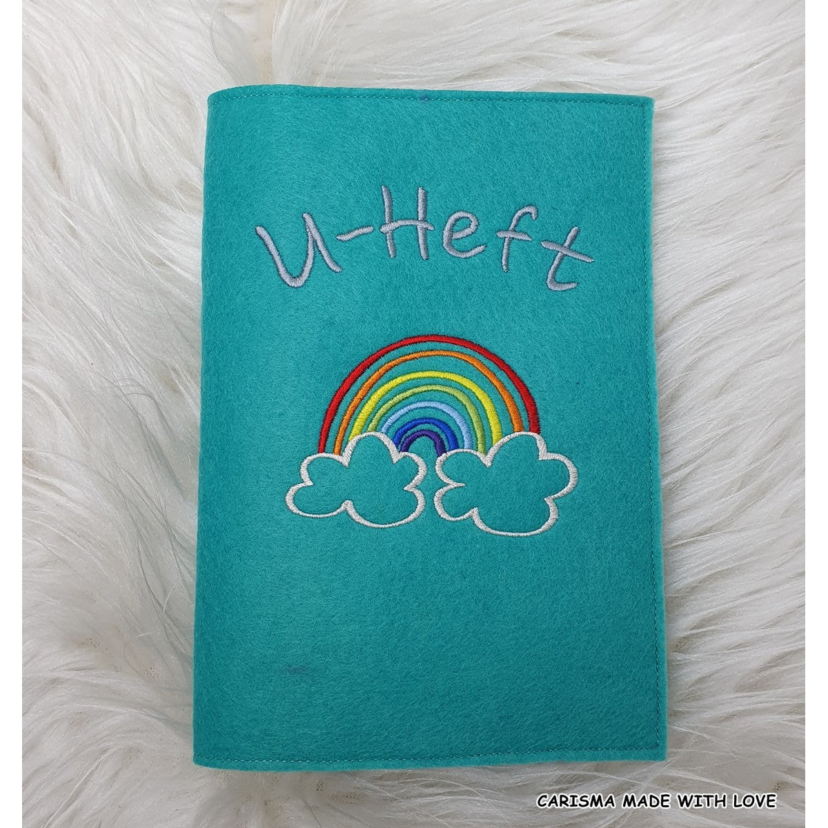 Stickdatei Regenbogen als Sketch-Variante auf einer U-Heft-Hülle aus türkisem Filz