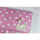 Stickdatei „Schwan mit Krone“ 10 x 10 cm – Schwan auf rosa gepunktetem Stoff