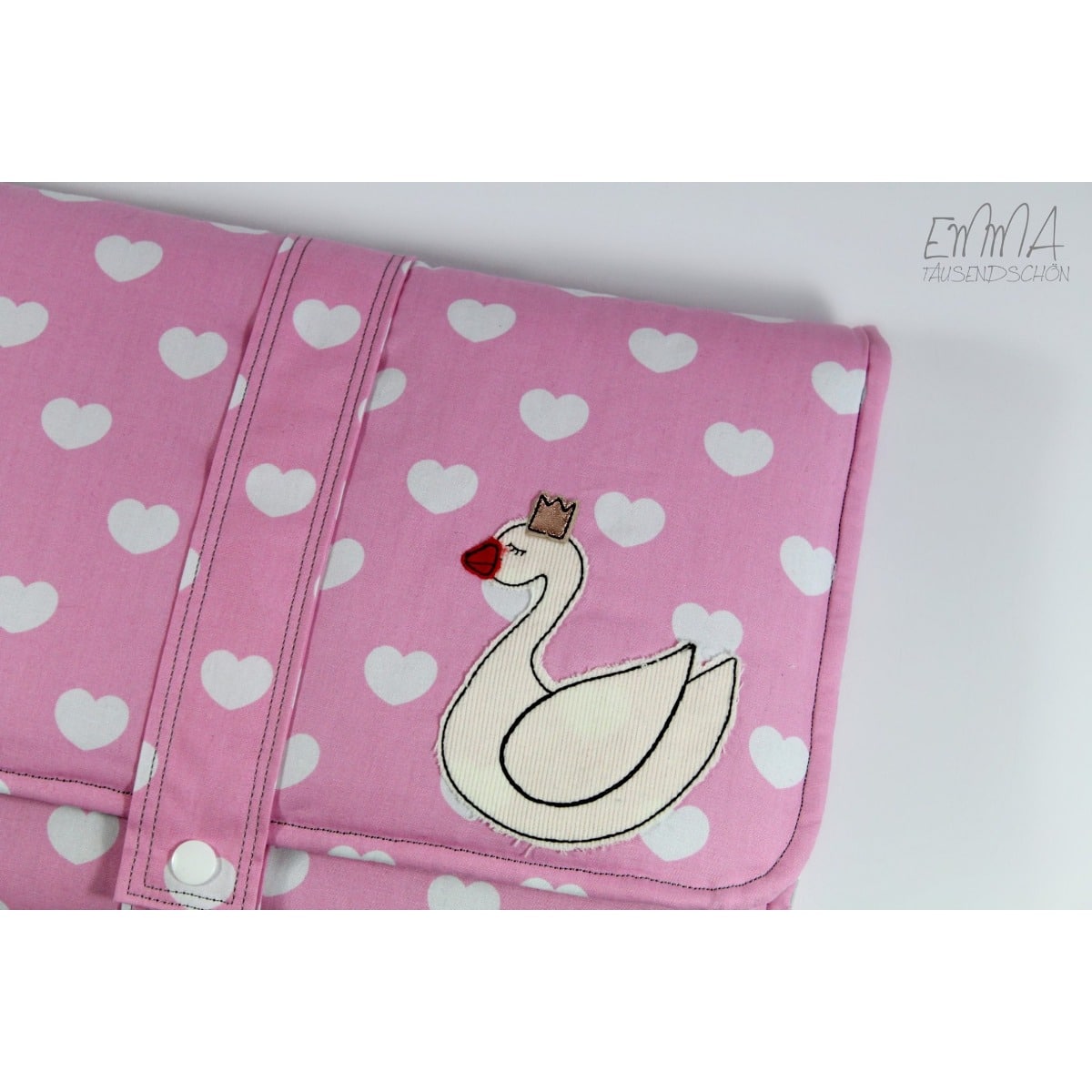 Stickdatei „Schwan mit Krone“ 10 x 10 cm – Schwan auf rosa gepunktetem Stoff