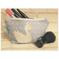 Stickdatei „Schwan mit Krone“ 10 x 10 cm – graue Kosmetiktasche mit Schwan und Pinseln