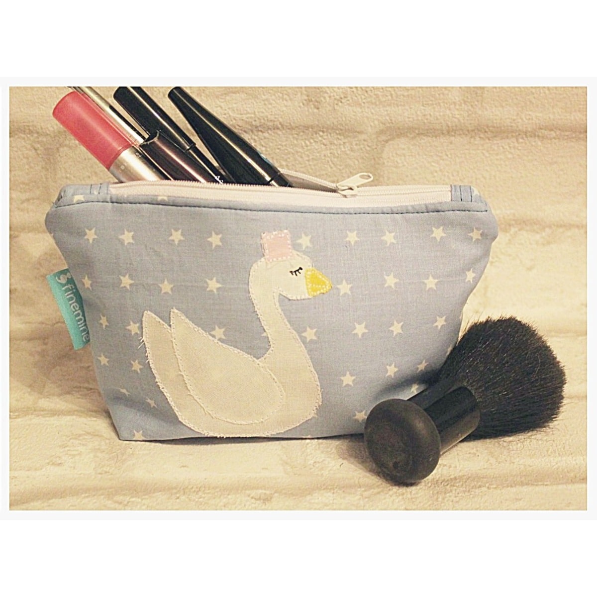 Stickdatei „Schwan mit Krone“ 10 x 10 cm – graue Kosmetiktasche mit Schwan und Pinseln
