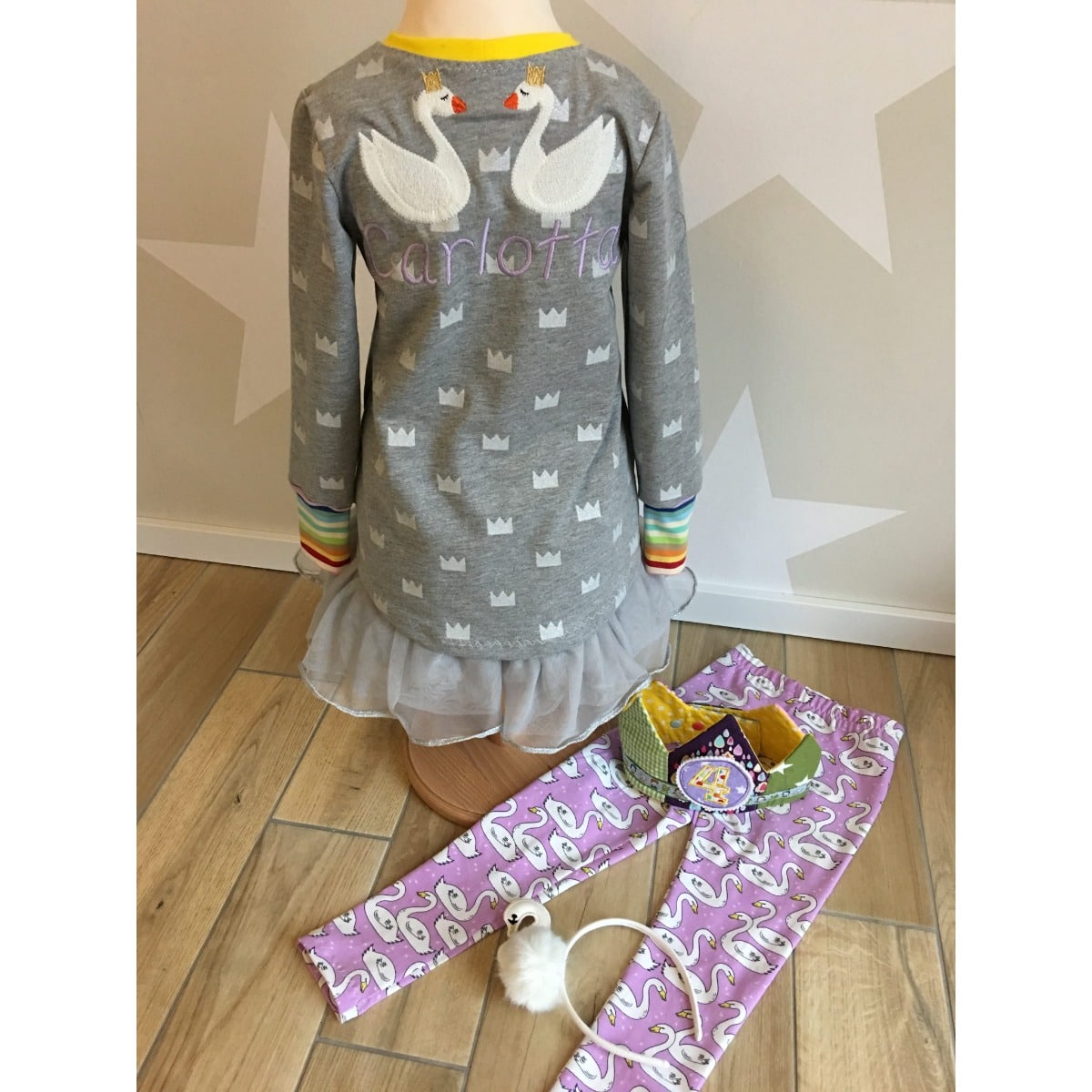 Stickdatei „Schwan mit Krone“ 10 x 10 cm – graues Kinderkleid mit kleinen Schwänen und passender Leggings