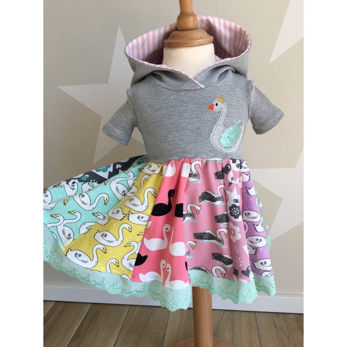 Stickdatei „Schwan mit Krone“ 10 x 10 cm – Kleid mit Schwan und buntem Rock auf der Schneiderpuppe