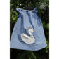 Stickdatei „Schwan mit Krone“ 13 x 18 cm – kleiner Schwan auf einem blauen Kinderkleid