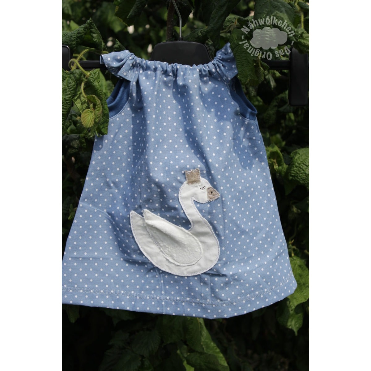 Stickdatei „Schwan mit Krone“ 13 x 18 cm – kleiner Schwan auf einem blauen Kinderkleid