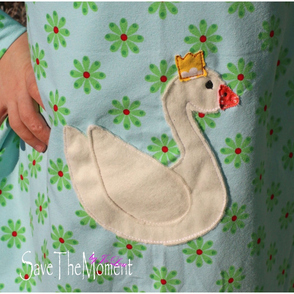 Stickdatei „Schwan mit Krone“ 13 x 18 cm – großer Schwan mit Krone auf grünem Blumenstoff