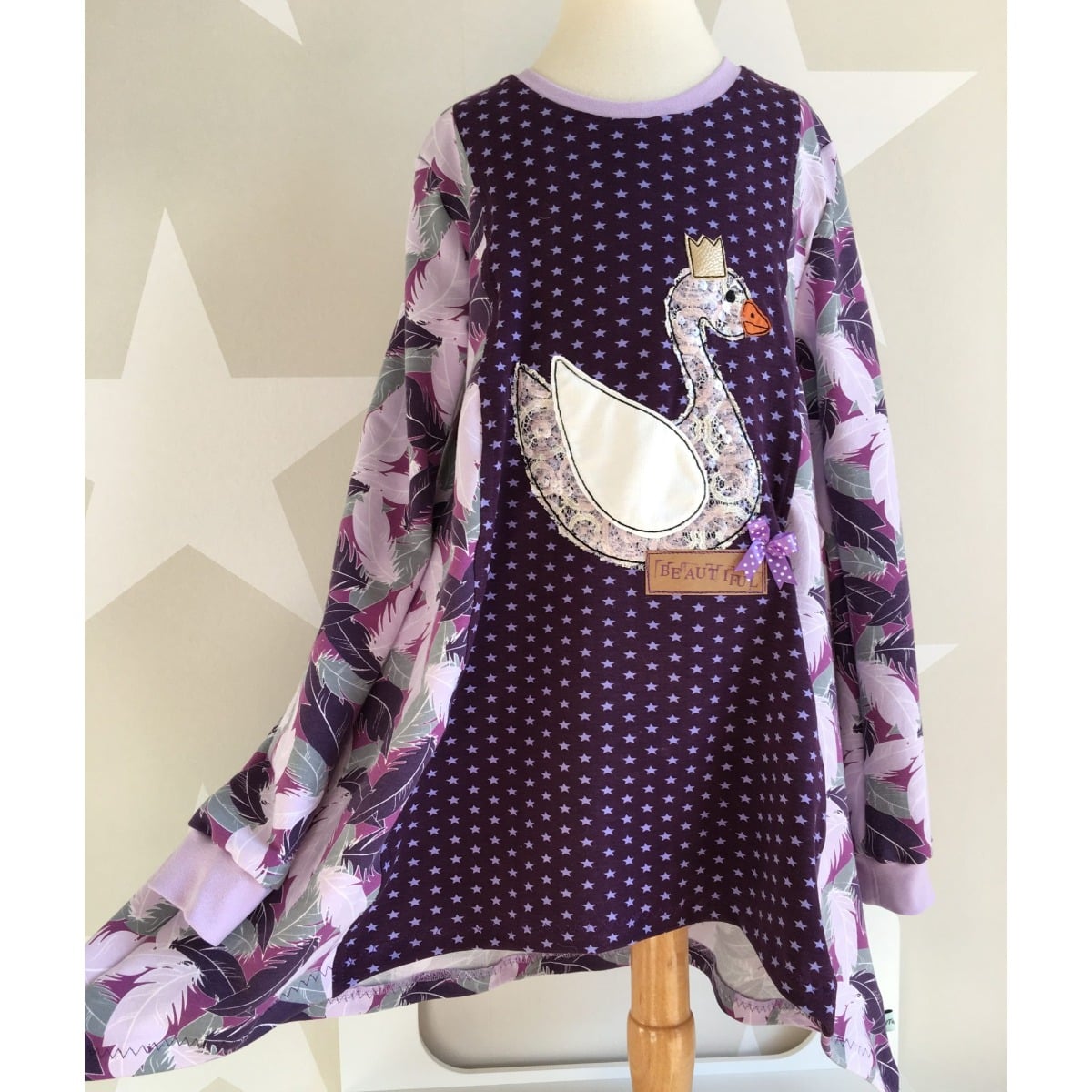 Stickdatei „Schwan mit Krone“ 16 x 26 cm – lila Kleid mit großem Schwan auf der Schneiderpuppe