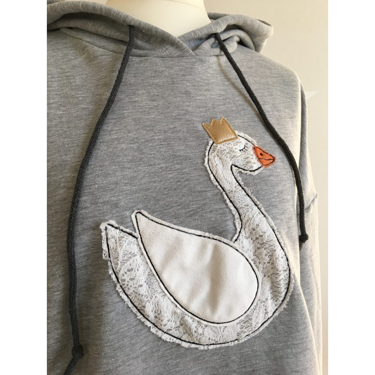 Stickdatei „Schwan mit Krone“ 16 x 26 cm – Schwan auf grauem Hoodie, Detailansicht