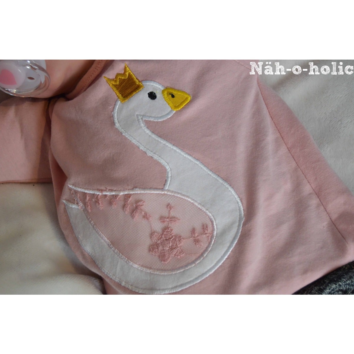 Stickdatei „Schwan mit Krone“ 16 x 26 cm – Schwan auf rosa Stoff, Detailansicht