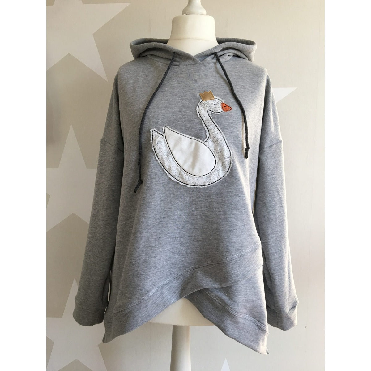 Stickdatei „Schwan mit Krone“ 18 x 30 cm – grauer Hoodie mit Schwan, Ansicht von vorne
