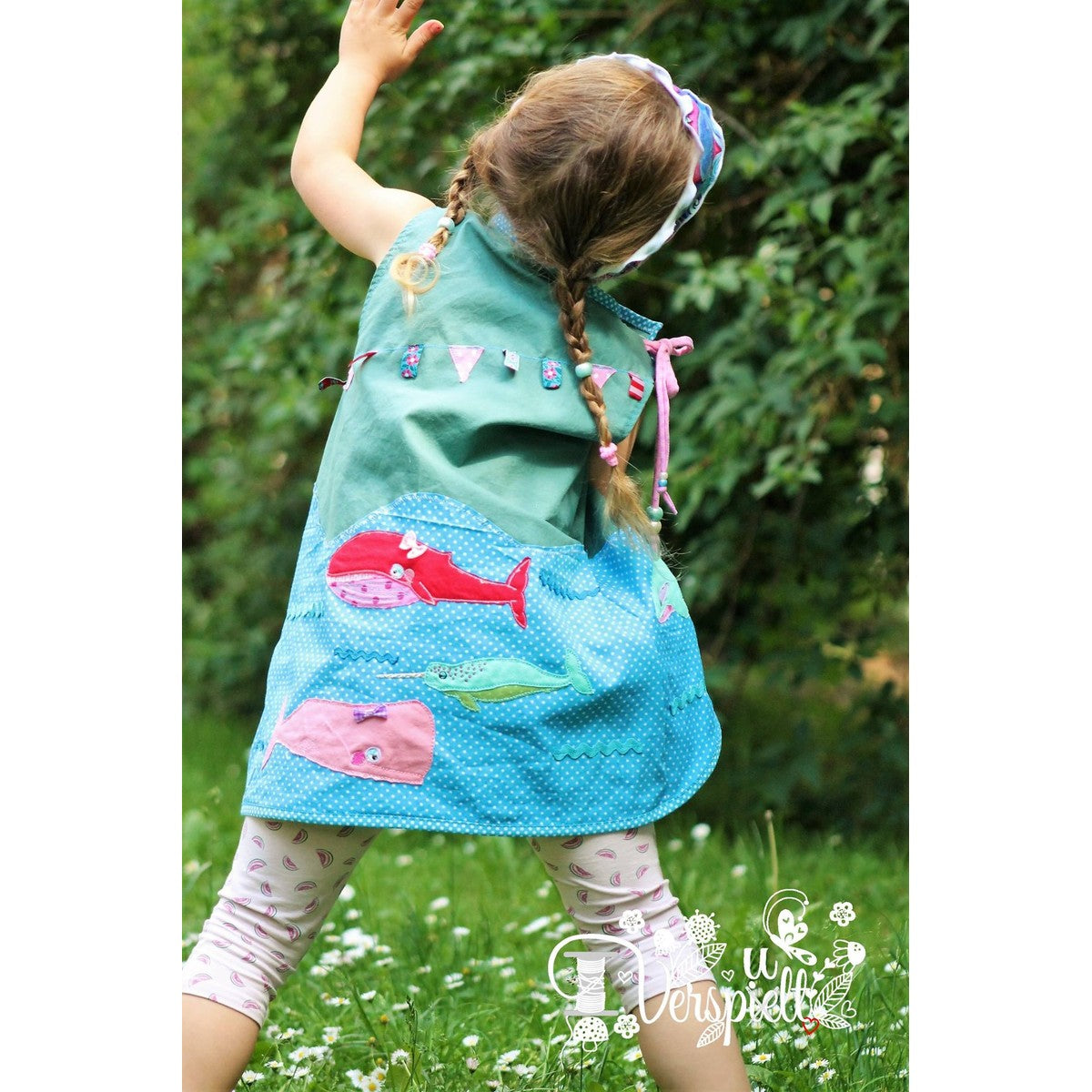 Stickdatei Walfamilie – türkises Punktekleid mit Blauwal in Pink, Narwal in Mint und Pottwal in Rosa als Applikationen