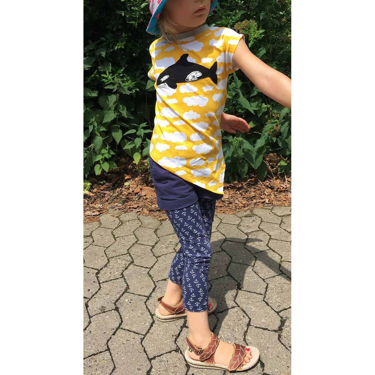 Stickdatei Walfamilie – gelbes One Tip Shirt Kids aus Wolkenjersey mit schwarz-weißem Orca als Applikation