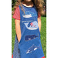 Stickdatei Walfamilie – blaues Sidecut-Kleid mit Eingrifftasche, darauf Blauwal, Lotti Wal mit Schleife, Pottwal und Orca als Applikationen untereinander