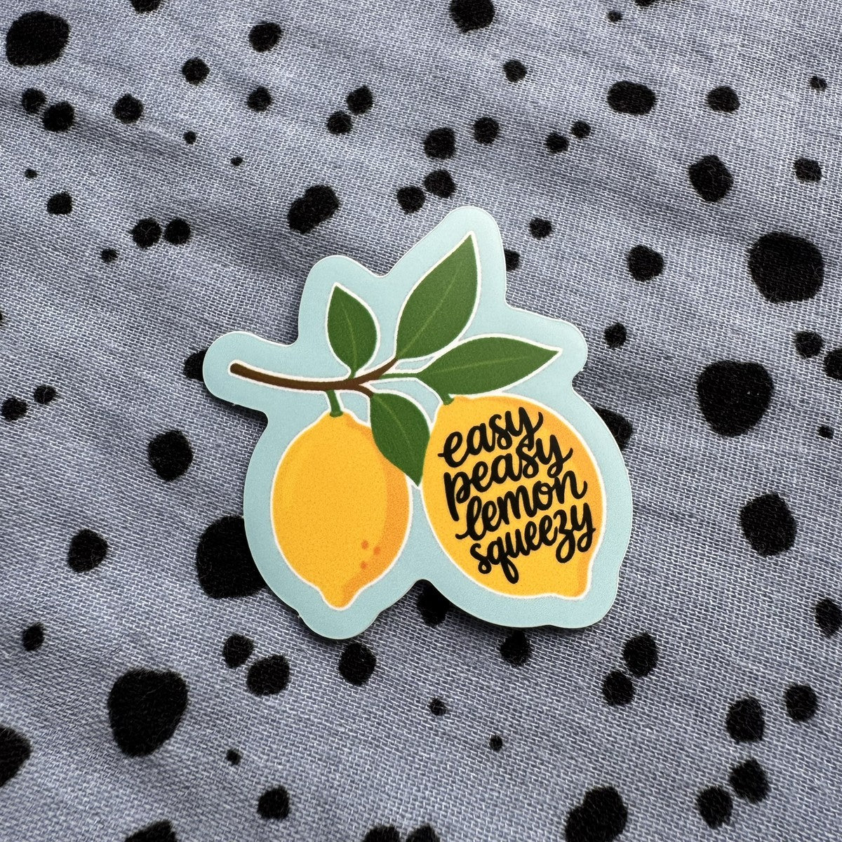 Konturgestanzter Sticker Easy peasy lemon squeezy mit zwei Zitronen, einzeln