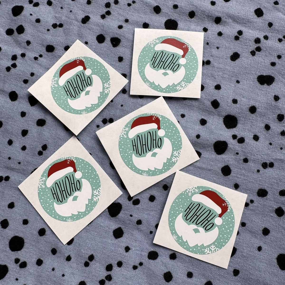 Fünf runde HoHoHo-Weihnachtssticker im 5er-Set