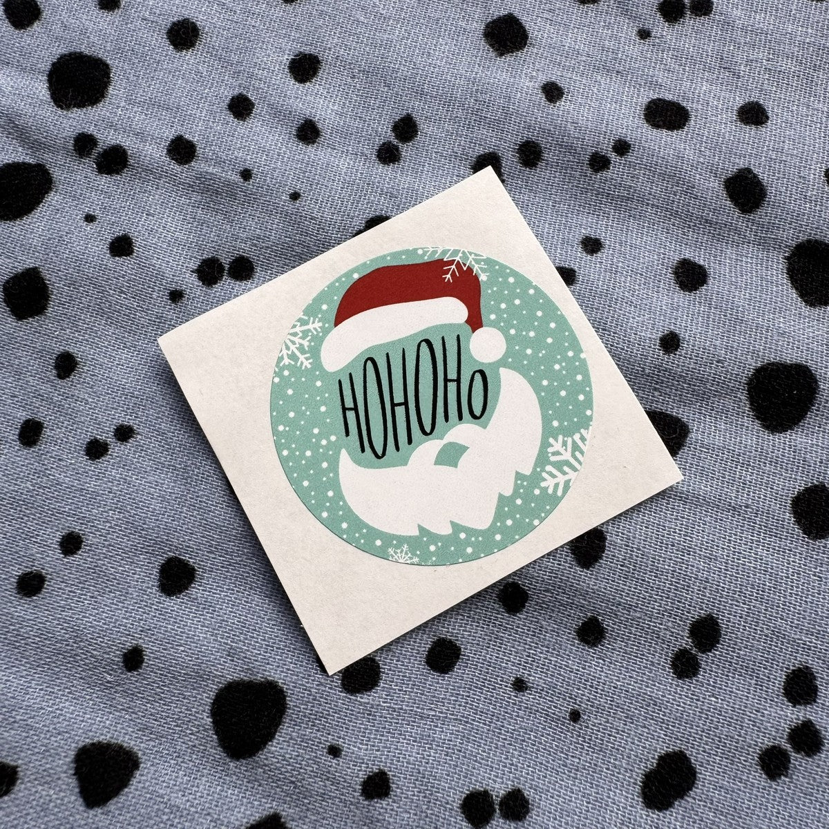 Runder Weihnachtssticker HoHoHo mit Weihnachtsmann, einzeln