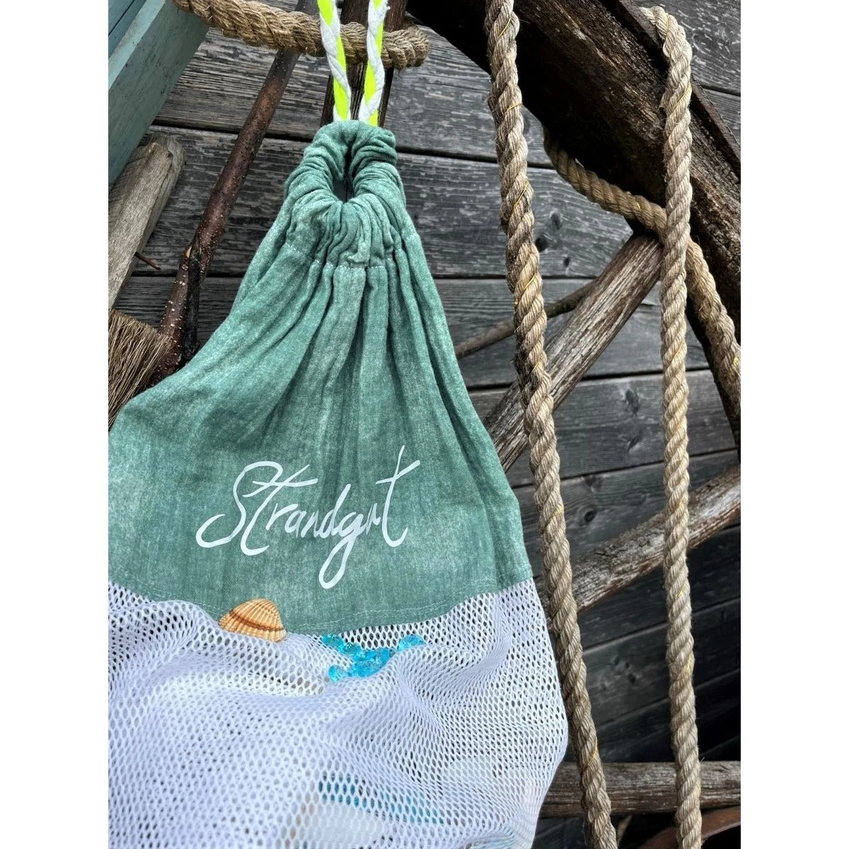 Freebook Sammelbeutel Strandgut Schnittmuster – türkiser Sammelbeutel mit Schriftzug Strandgut an einem Seil (genähtes Designbeispiel)