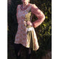 Sweet Mama Tunika Schnittmuster – Frau in rosa geblümter Tunika mit Schal (genähtes Designbeispiel)