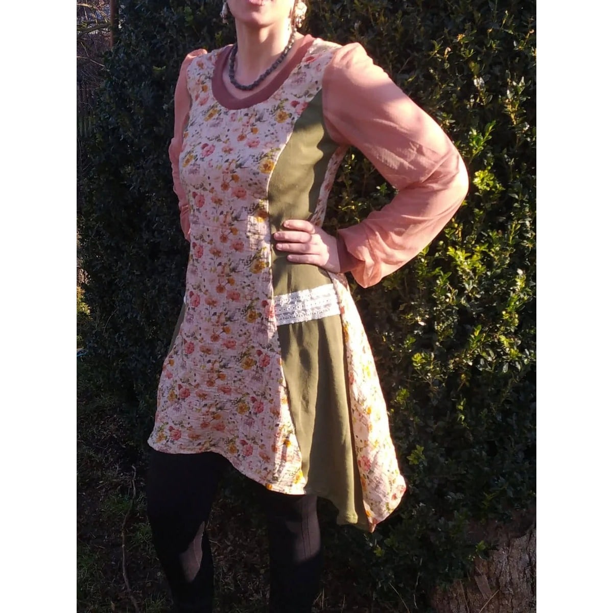 Sweet Mama Tunika Schnittmuster – Frau in rosa geblümter Tunika mit Schal (genähtes Designbeispiel)