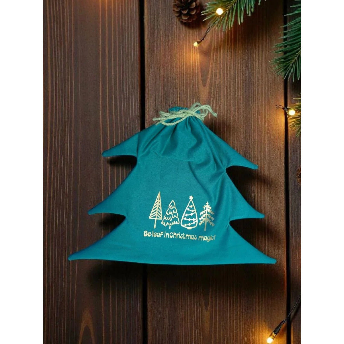 Tannenwald-Nähbundle – petrolfarbener Geschenkbeutel in Tannenform mit dem Schriftzug Believe in Christmas Magic