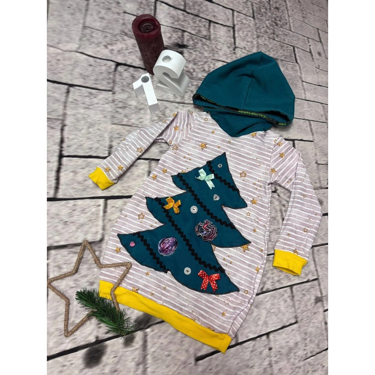 Tannenwald-Nähbundle – gestreifter Kinderhoodie mit Tannen-Applikation, verziert mit Schleifen und Knöpfen
