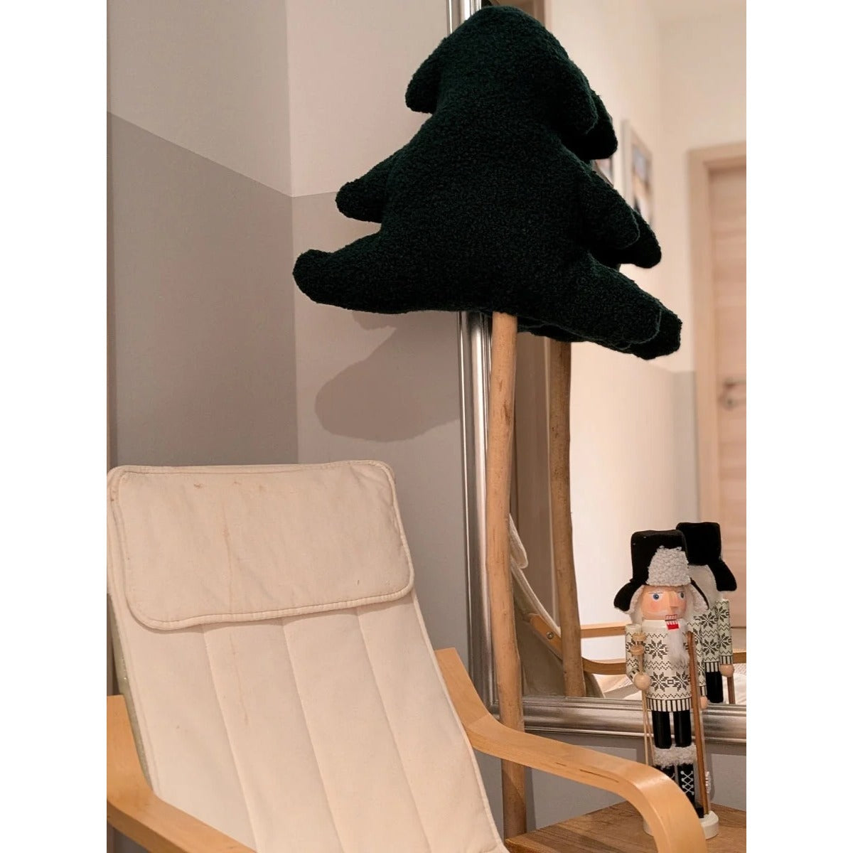 Tannenwald-Nähbundle – Kuschelkissen in Tannenform aus dunkelgrünem Teddystoff, aufgestellt im Wohnraum