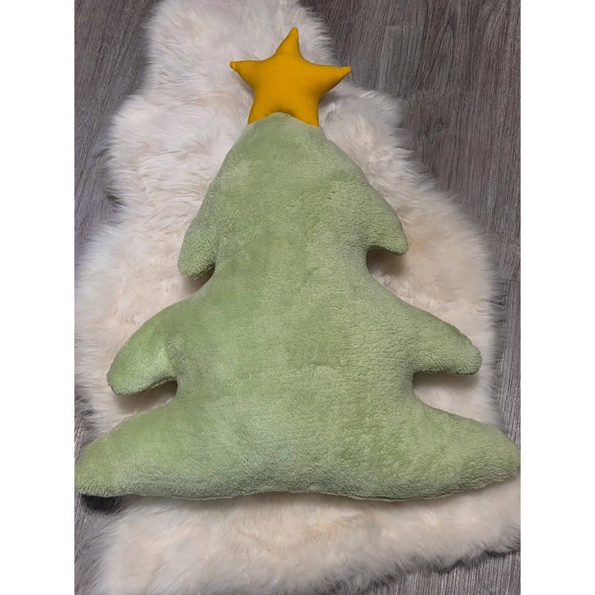 Tannenwald-Nähbundle – Kuschelkissen in Tannenform aus hellgrünem Plüsch mit gelbem Stern an der Spitze