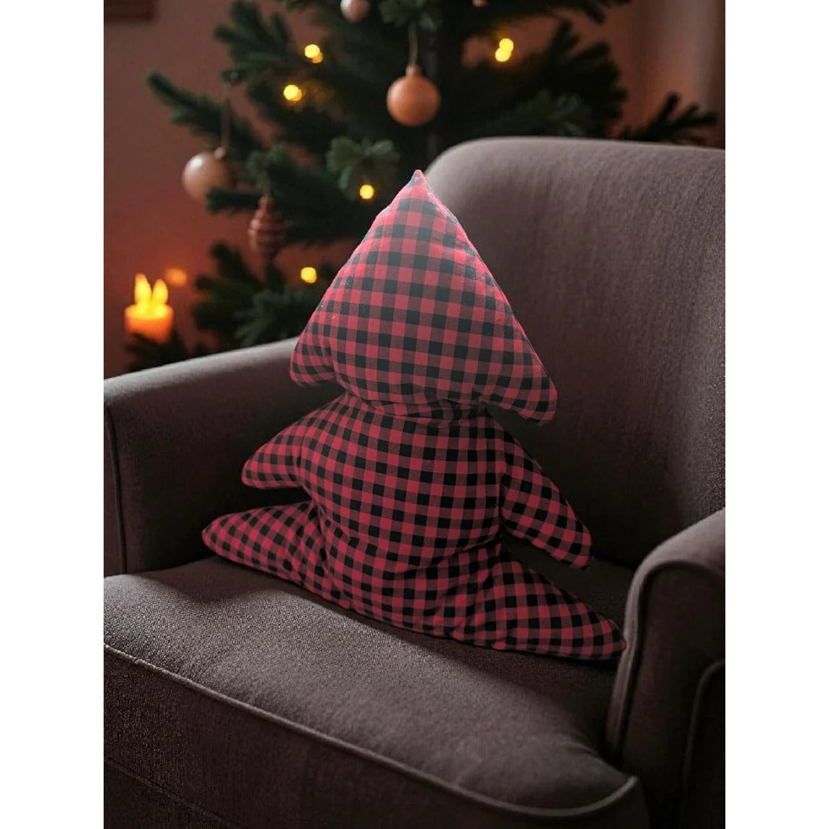 Tannenwald-Nähbundle – Kuschelkissen in Tannenform aus rot-schwarzem Karostoff auf einem Sessel